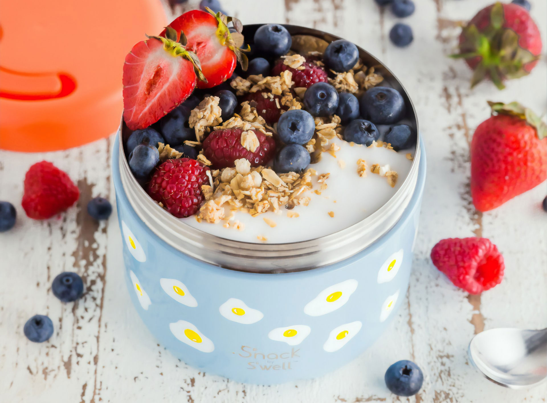 A cup with granola, yogurt and fresh fruit looks delicious